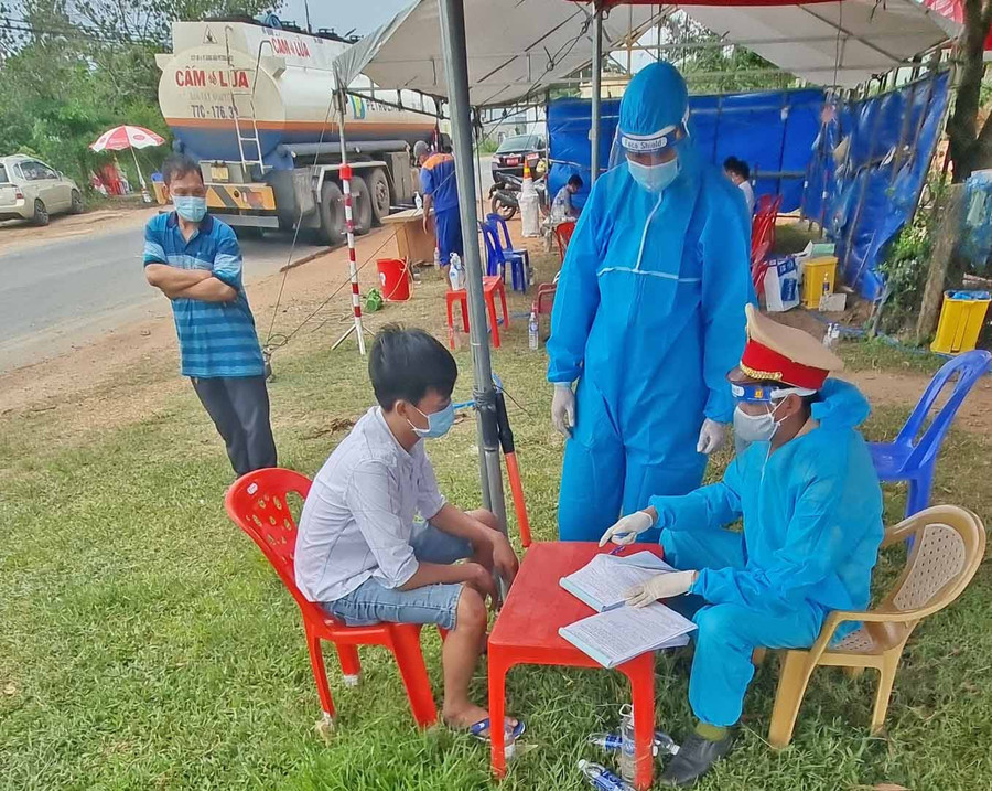 Lực lượng chức năng lập biên bản vi phậm với tài xế Đỗ Văn Mỹ