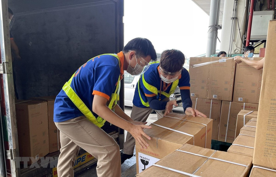 Vận chuyển máy tạo oxy đến các bệnh viện dã chiến tại Thành phố Hồ Chí Minh. (Ảnh: Xuân Khu/TTXVN)