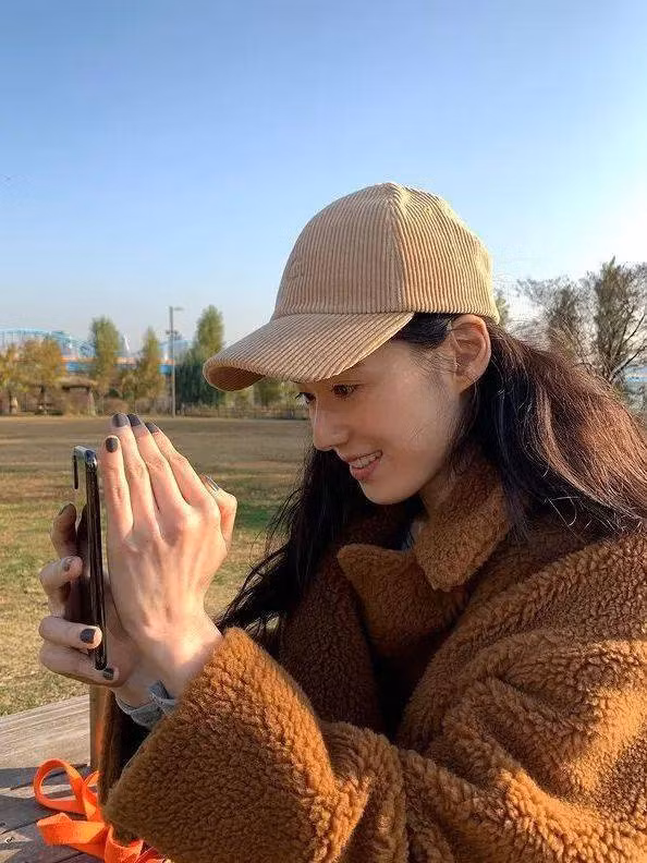 Jung Eun Chae hoàn toàn có thể thành công với sự nghiệp người mẫu, tuy nhiên với tình yêu và niềm đam mê với nghề diễn cô đã quyết định theo đuổi sự nghiệp diễn xuất vào năm 2010.