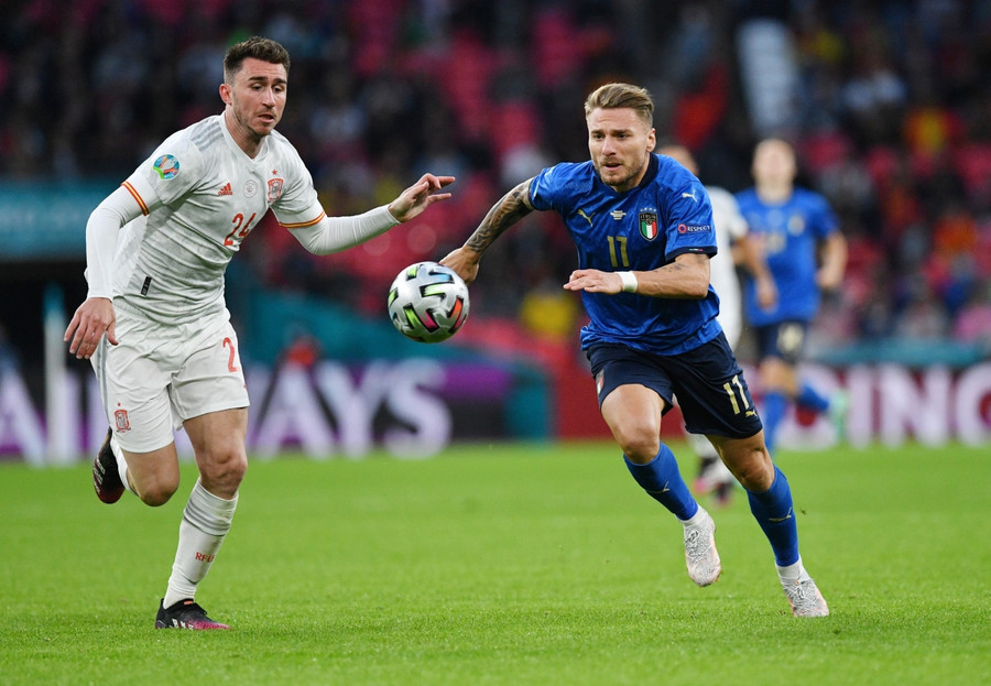  Tây Ban Nha (trái) đã có một trận đấu hay nhưng thiếu bản lĩnh ở thời điểm quyết định.