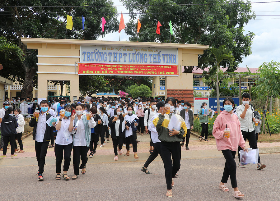 Nhiều thí sinh điểm thi Trường THPT Lương Thế Vinh (huyện Kbang) nhận xét đề Ngữ văn không quá khó. Ảnh: Ngọc Minh Nhiều thí sinh điểm thi Trường THPT Lương Thế Vinh (huyện Kbang) nhận xét đề Ngữ văn không quá khó. Ảnh: Ngọc Minh