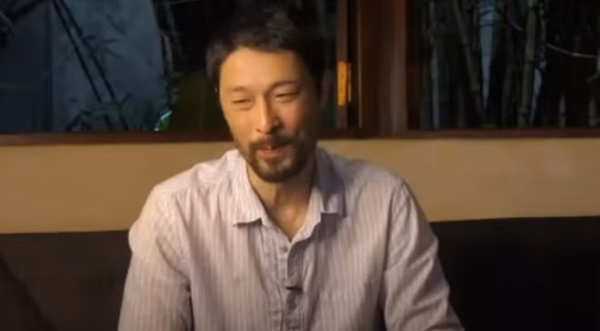 Khoảnh khắc khi anh tham gia một talkshow và vẻ ngoài đã có sự thay đổi theo thời gian. 