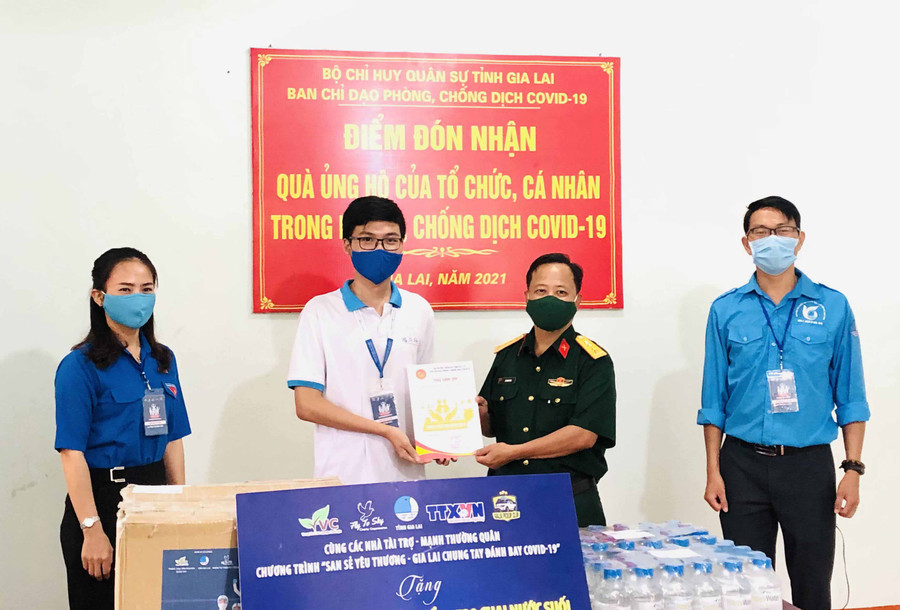 Ban tổ chức chương trình "San sẻ yêu thương-Gia Lai chung tay đánh bay Covid-19" tặng vật dụng y tế cho Bộ Chỉ huy Quân sự tỉnh. Ảnh: Phan Lài Ban tổ chức chương trình San sẻ yêu thương-Gia Lai chung tay đánh bay Covid-19 tặng vật dụng y tế cho Bộ Chỉ huy Quân sự tỉnhẢnh Phan Lài