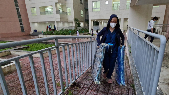 Ngoài công tác cứu chữa, các bác sĩ, điều dưỡng thuộc Bệnh viện dã chiến thu dung điều trị COVID-19 số 12 còn lo cả việc di chuyển đồ sinh hoạt, dọn dẹp rác...