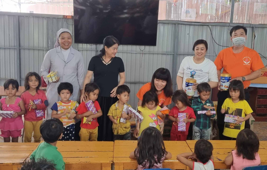 Quang cảnh buổi trao tặng quà. Ảnh: Hà Phương Quang cảnh buổi trao tặng quà. Ảnh: Hà Phương