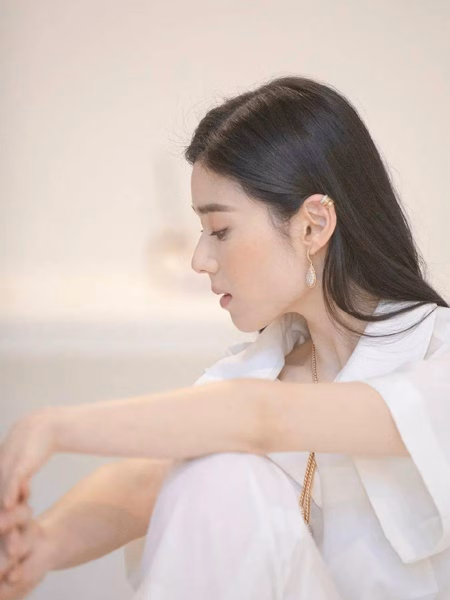 Xuất phát điểm là người mẫu đã đem lại lợi thế khá nhiều cho mỹ nhân họ Jung,cô đắt show quảng cáo và làm model cho các tạp chí. Ở shoot hình nào cô cũng thể hiện tốt thần thái tự nhiên từ lạnh lùng sang chảnh đến ngọt ngào quyến rũ.