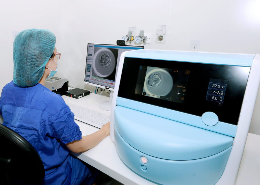 Chuyên viên phôi học thao tác trên hệ thống nuôi cấy và theo dõi phôi tự động Timelapse. ẢNH: NGUYỄN MINH