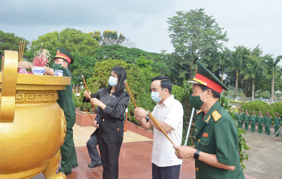 Các đại biểu dâng hương tại Nghĩa trang Liệt sĩ tỉnh. Ảnh: Anh Huy