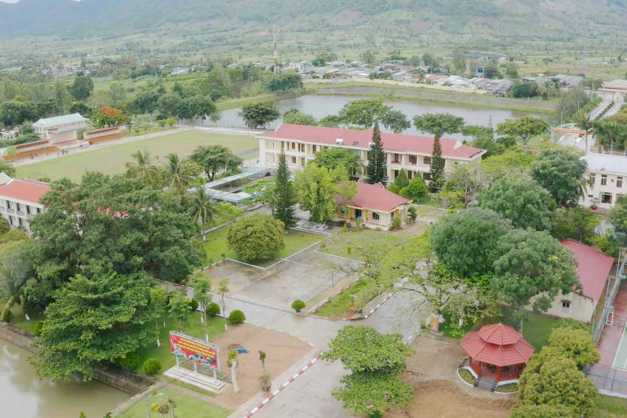 Doanh trại Lữ đoàn Công binh 7 rợp bóng cây xanh. Ảnh: Danh Quang