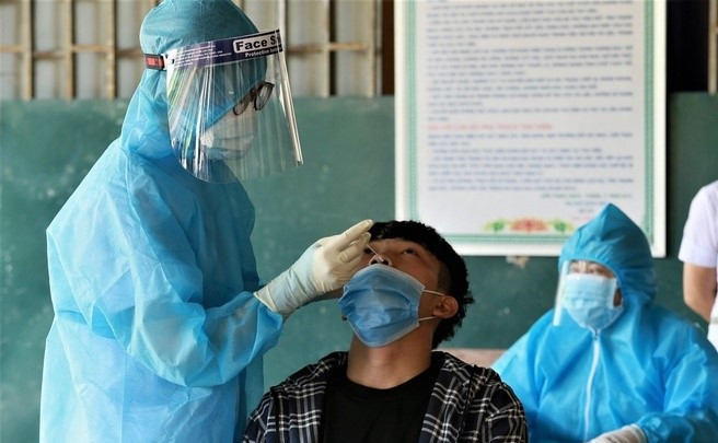 Thí sinh dự thi tốt nghiệp THPT được xét nghiệm Covid-19. Thí sinh dự thi tốt nghiệp THPT được xét nghiệm Covid-19.