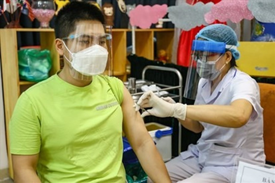 Dù đã tiêm vaccine COVID-19 người dân vẫn cần tuân thủ nghiêm ngặt 5K và các biện pháp phòng dịch. Ảnh: Phạm Đông Dù đã tiêm vaccine COVID-19 người dân vẫn cần tuân thủ nghiêm ngặt 5K và các biện pháp phòng dịch. Ảnh: Phạm Đông.
