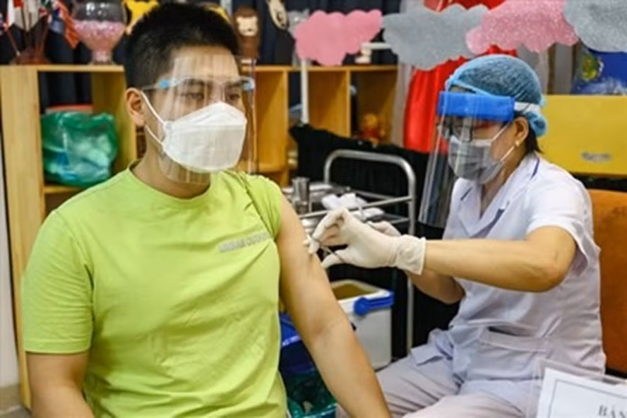 Dù đã tiêm vaccine COVID-19 người dân vẫn cần tuân thủ nghiêm ngặt 5K và các biện pháp phòng dịch. Ảnh: Phạm Đông.