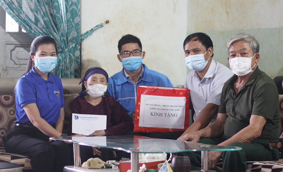 Huyện Đoàn Chư Păh phối hợp với Đoàn Thanh niên Công ty TNHH một thành viên Cao su Chư Păh thăm, tặng quà cho Mẹ Việt Nam Anh hùng Lưu Thị Sinh (tổ 1, thị trấn Ia Ly). Ảnh: Phan Lài Huyện Đoàn Chư Păh, Đoàn Thanh niên Công ty TNHH một thành viên Cao su Chư Păh thăm, tặng quà cho Mẹ Việt Nam Anh hùng Lưu Thị Sinh (thứ 2 từ trái qua, tổ dân phố 1, thị trấn Ia Ly). Ảnh: Phan Lài