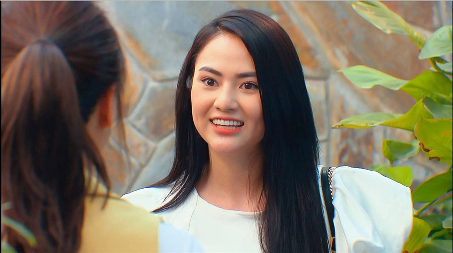 Việt Hoa xuất thân là diễn viên kịch. Sao nữ tâm sự, cô thường được chọn vào vai đào thương, tuýp nhân vật hiền lành trên sân khấu kịch song trên màn ảnh nhỏ lại hoàn toàn trái ngược. Ảnh: NSX