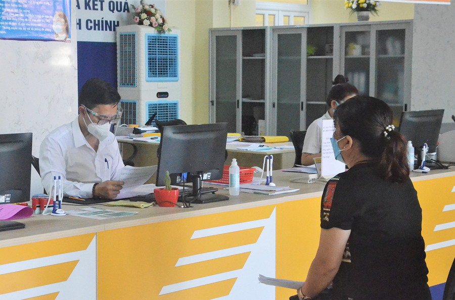 Sở GD-ĐT Gia Lai đề nghị các tổ chức, cá nhân tăng cường giải quyết thủ tục hành chính qua hình thức dịch vụ công trực tuyến và qua dịch vụ bưu chính công ích. Ảnh: Phương Linh Sở Giáo dục và Đào tạo Gia Lai đề nghị các tổ chức, cá nhân tăng cường giải quyết TTHC qua hình thức dịch vụ công trực tuyến và qua dịch vụ bưu chính công ích. Ảnh: Phương Linh