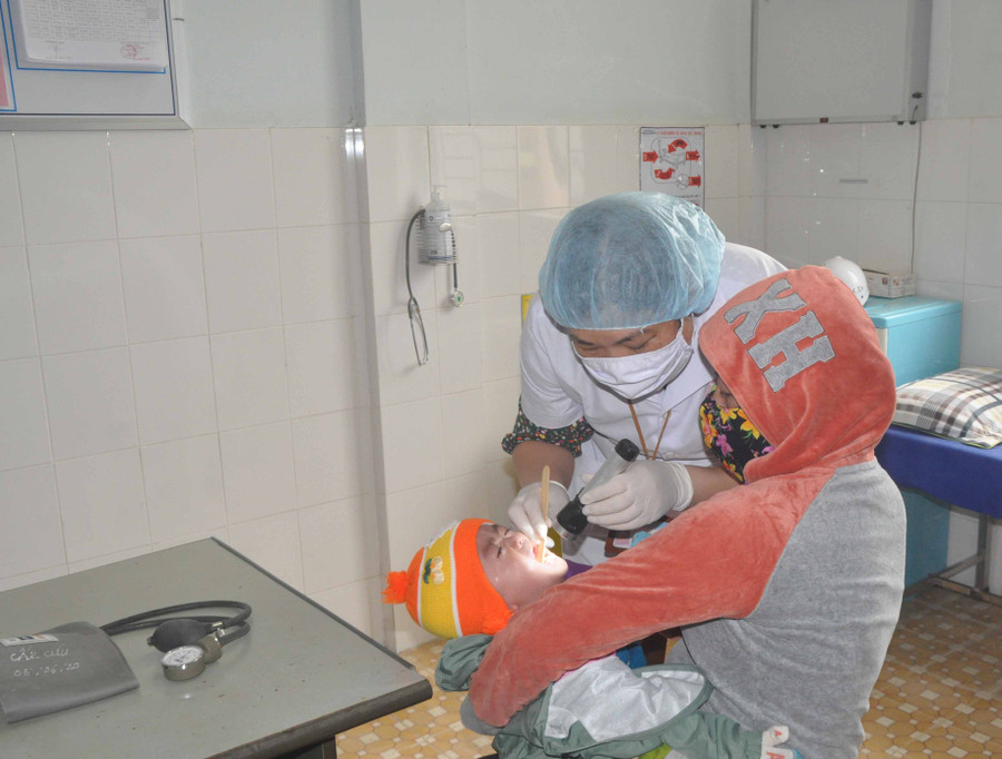 Bác sĩ Trung tâm Y tế huyện Đak Pơ thăm khám cho bệnh nhi. Ảnh: Nguyễn Tú