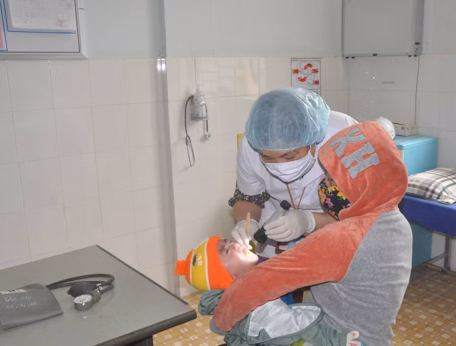 Bác sĩ Trung tâm Y tế huyện Đak Pơ thăm khám cho bệnh nhi. Ảnh: Nguyễn Tú