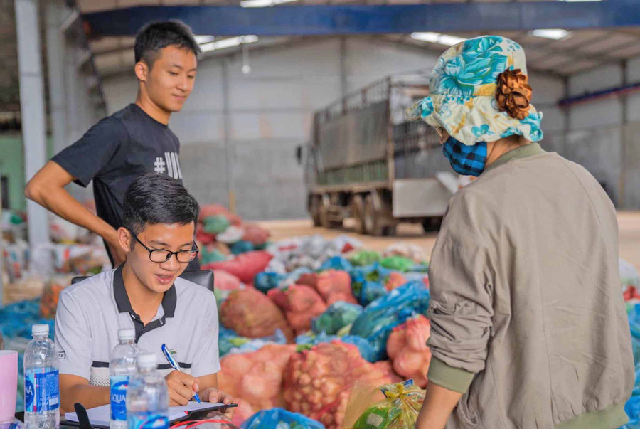 Thành viên nhóm “Chuyến xe 0 đồng Gia Lai” nhận hàng quyên góp, ủng hộ từ người dân tại số 83-85 Trường Sa. Ảnh: Lê Hòa