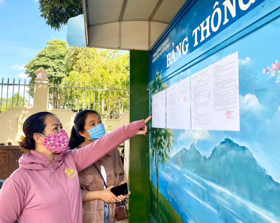 Ảnh 4 Sau mỗi ngày kết thúc tuyển sinh, các trường công khai danh sách học sinh được tuyển sinh trên bảng thông báo, website, facebook