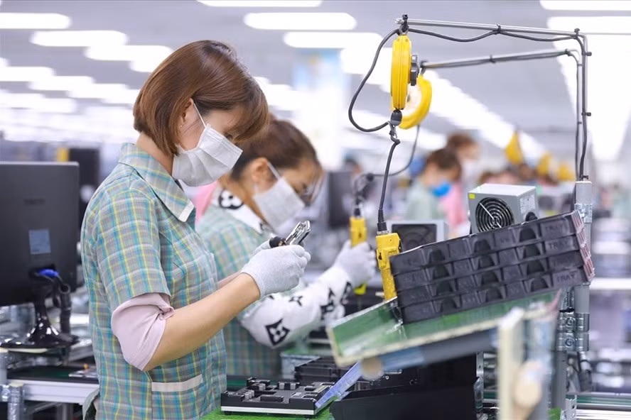 Gói chính sách hỗ trợ hướng tới nhiều người lao động gặp khó khăn do dịch COVID-19. Ảnh Hà Anh