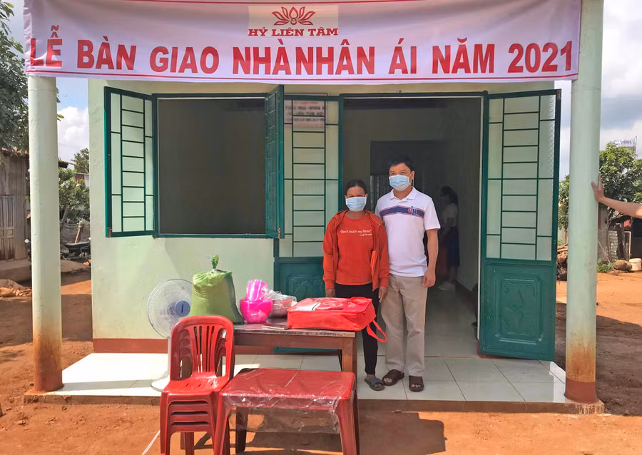 Chủ tịch UBND TP.Pleiku trao một số vật dụng cần thiết cho gia đình chị H Yên