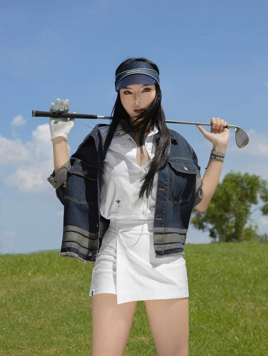 "Mượn cảm hứng" từ set đồ Golf, Duyên mix áo sơ mi với chân váy thể thao ngắn, tone trắng đầy thu hút. Khoác ngoài là chiếc áo jeans cách điệu mạnh mẽ cùng mũ lưỡi trai nửa đầu "ngầu" đúng chất.
