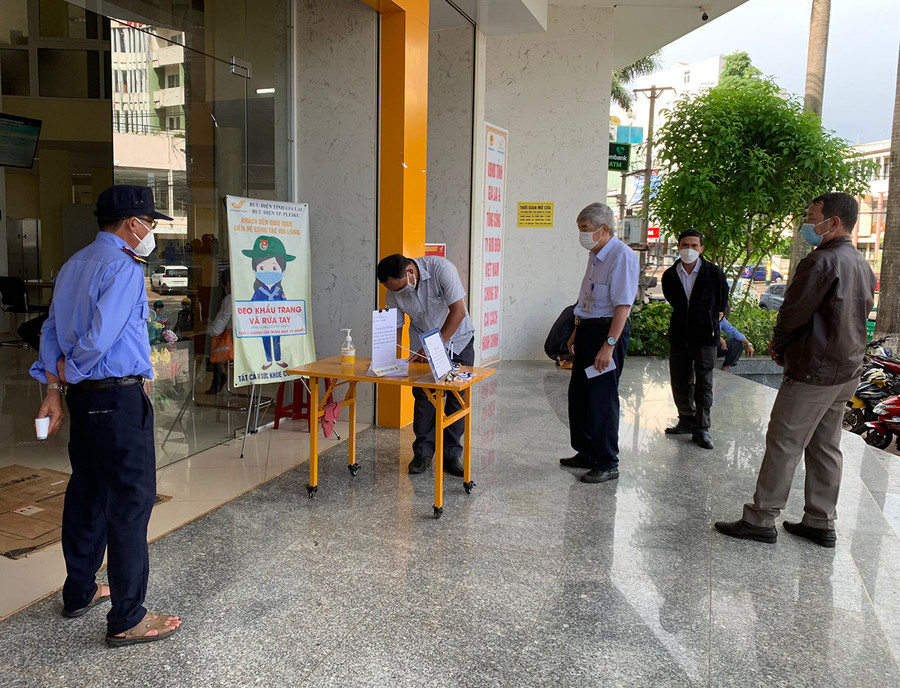 Người dân ghi lại thông tin trước khi vào Trung tâm phục vụ hành chính công tỉnh. Ảnh: Phương Linh