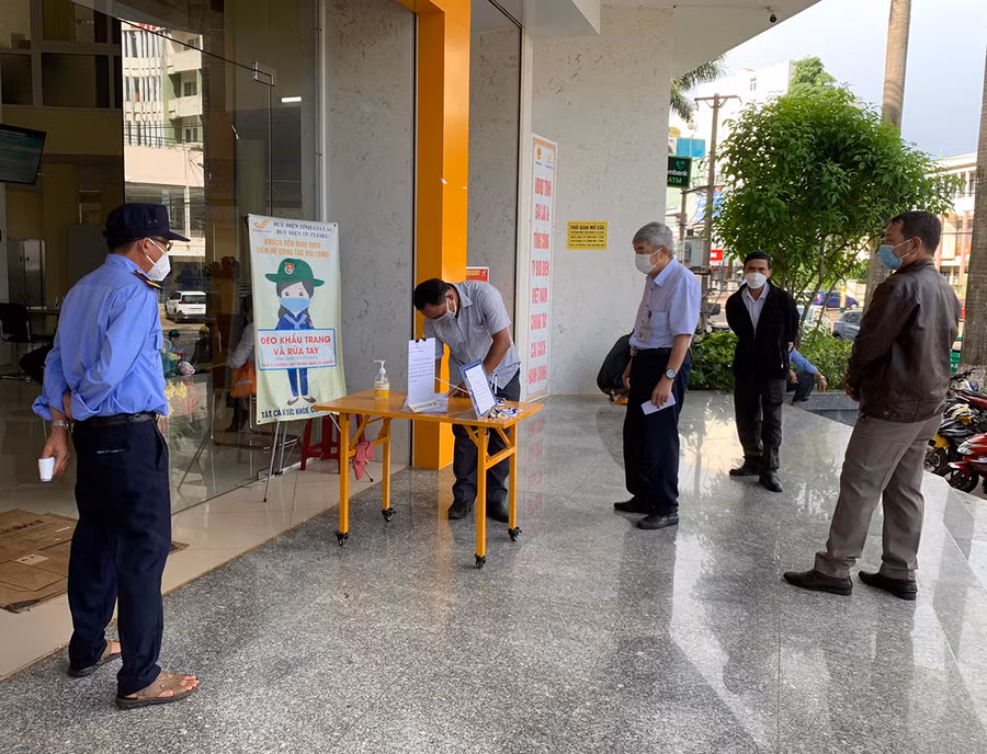 Người dân ghi lại thông tin trước khi vào Trung tâm phục vụ hành chính công tỉnh. Ảnh: Phương Linh