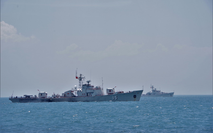 Biên đội tàu hộ vệ săn ngầm Petya luyện tập khoa mục chống ngầm trên biển. ẢNH: VÕ MINH THẮNG