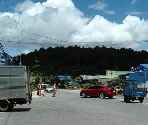 Từ 12 giờ ngày 10.7, các ngã đường vào TT Thạnh Mỹ được giăng dây không cho xe cộ lưu thông. ẢNH: LÂM VIÊN