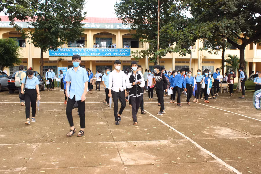 Các sĩ tử tại điểm thi Trường THCS Quang Trung (thị trấn Chư Ty, huyện Đức Cơ) hoàn thành bài thi môn Toán vào chiều 7-7. Ảnh: Nguyễn Diệp Các sĩ tử hoàn thành bài thi môn Toán vào chiều ngày 7-7. Ảnh: Nguyễn Diệp