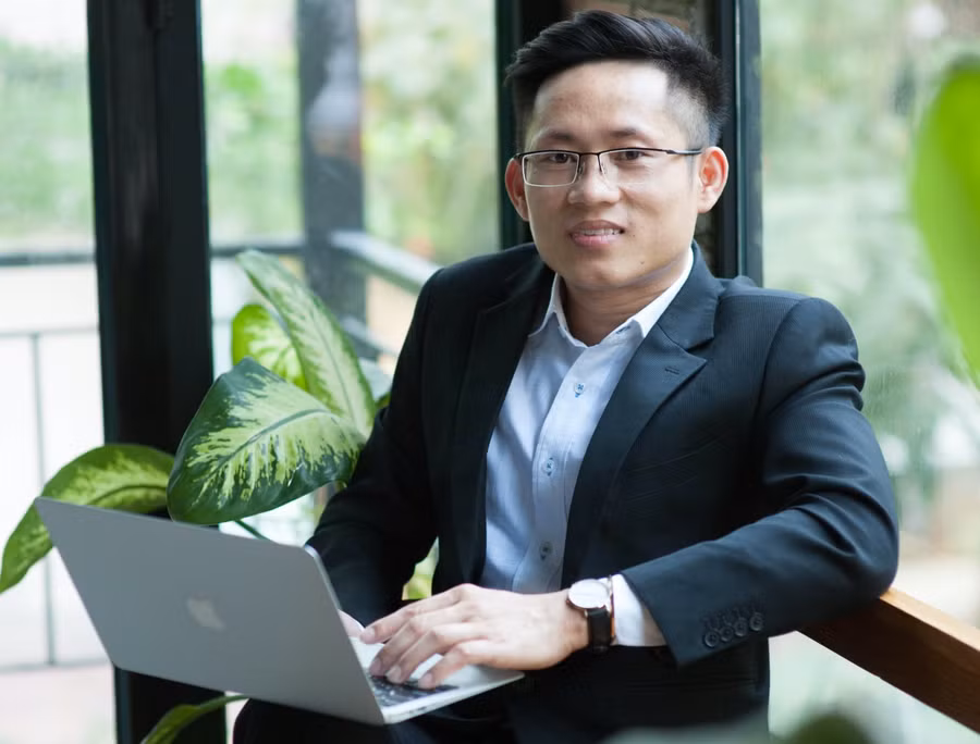 Nguyễn Phúc Bình, chàng trai đang sống tại Úc và hỗ trợ nhiều người Việt. Ảnh: NVCC