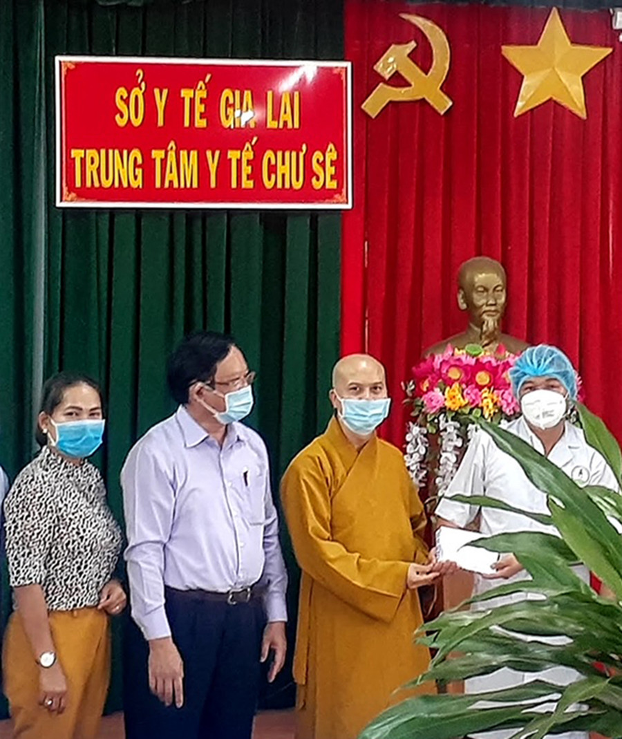  Ông Nguyễn Dũng và đoàn từ thiện tặng quà cho y-bác sĩ Trung tâm Y tế huyện Chư Sê. Ảnh: Hoàng Viên