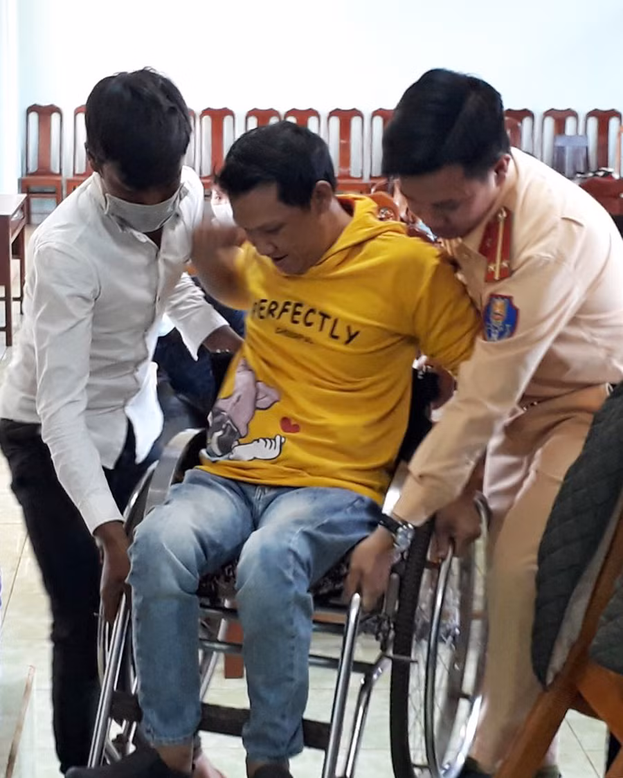 Cán bộ, chiến sĩ Công an huyện Đak Đoa giúp người khuyết tật làm thẻ CCCD. Ảnh: R'Ô HOK