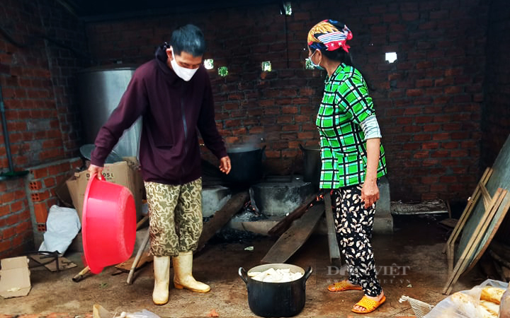 Măng được bóc vỏ, rửa sạch và đem vào luộc trước khi đóng gói gửi về cho bà con vùng tâm dịch. Ảnh: Duy Hậu.