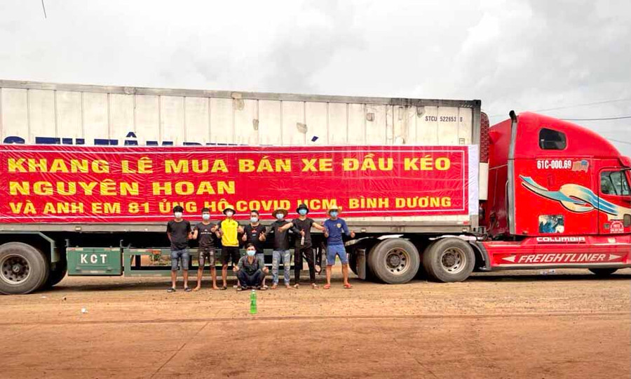 Nhóm “Chuyến xe 0 đồng Gia Lai” do anh Lê Khang tổ chức trước giờ khởi hành đưa rau củ vào hỗ trợ người dân TP. Hồ Chí Minh và tỉnh Bình Dương. Ảnh: Lê Hòa