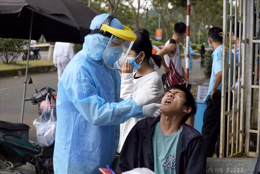 Lực lượng Y tế Đắk Nông thực hiện xét nghiệm COVID-19. Ảnh: Bảo Lâm