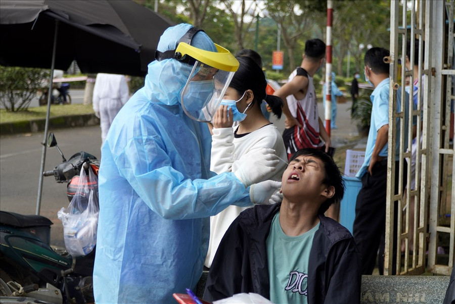 Lực lượng Y tế Đắk Nông thực hiện xét nghiệm COVID-19. Ảnh: Bảo Lâm