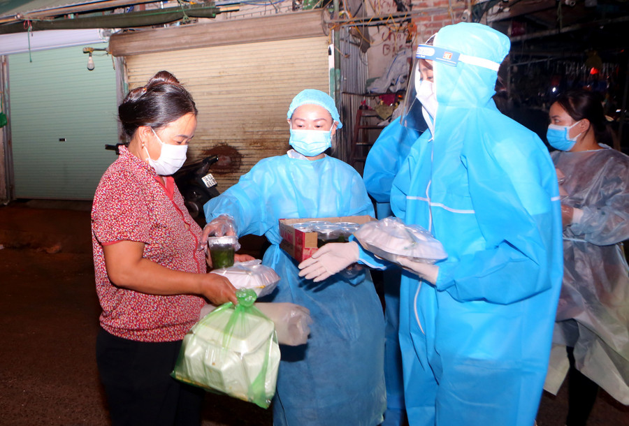 Hoa hậu Đỗ Mỹ Linh phát cơm cho người dân. ẢNH: BTC