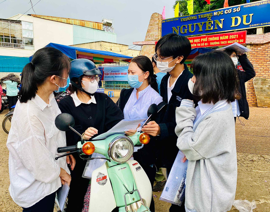 Thí sinh phấn khởi chạy ùa ra khỏi điểm thi Trường THPT Nguyễn Du (TP. Pleiku) sau khi hoàn thành môn thi tốt nghiệp cuối cùng. Ảnh: Hồng Thi