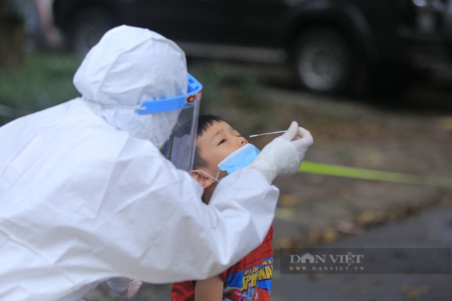 Lực lượng y tế lấy mẫu xét nghiệm sau khi có ca dương tính với SARS-CoV-2. Ảnh: Gia Khiêm