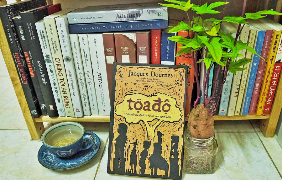 Thêm một cuốn sách có nhiều thông tin giá trị của nhà dân tộc học Jacques Dournes dành cho những người nghiên cứu, yêu văn hóa Tây Nguyên. Ảnh: Hoàng Ngọc