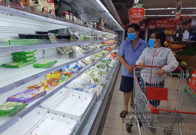  Xuất hiện tình trạng đầu cơ hàng hóa khiến một số siêu thị hết hàng cục bộ. (Ảnh: Hồng Phúc)