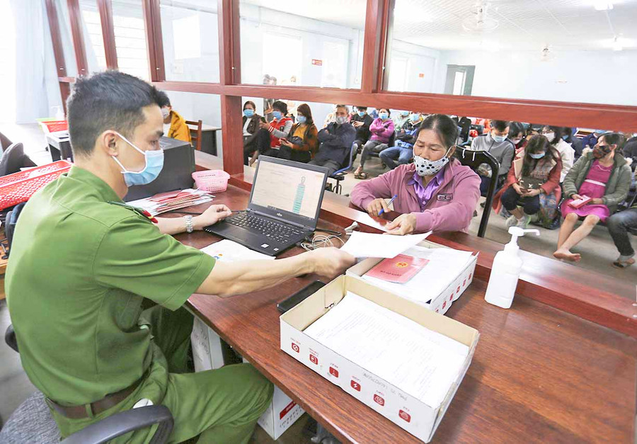 Người dân đến làm thủ tục cấp CCCD gắn chip điện tử tại Phòng Cảnh sát Quản lý hành chính về Trật tự xã hội (Công an tỉnh). Ảnh: Văn Ngọc