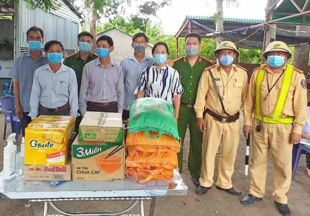 Đoàn công tác tặng quà lực lượng làm nhiệm vụ tại các chốt kiểm soát. Ảnh: Lê Đại