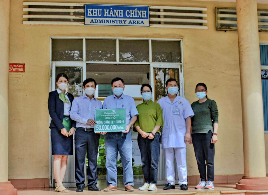 Đại diện Vietcombank Gia Lai trao quà tại Bệnh viện Đa khoa tỉnh. Ảnh: Như Nguyện
