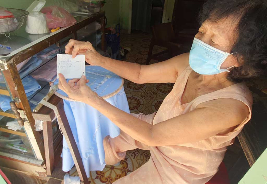 Bà Phạm Thị Lý cầm đơn hàng, nhưng đắn đo mãi vẫn chưa dám gửi mua