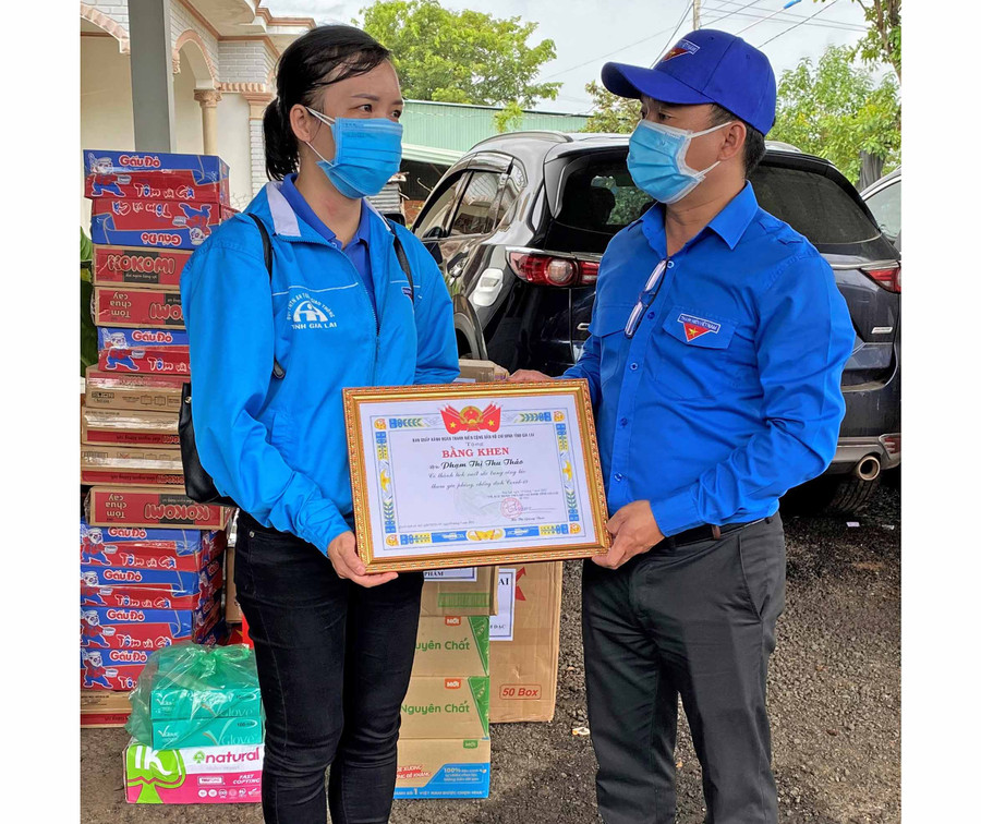 Anh Đỗ Duy Nam Phó BT tỉnh đoàn tặng bằng khen cho chị Phạm Thị Thu Thảo