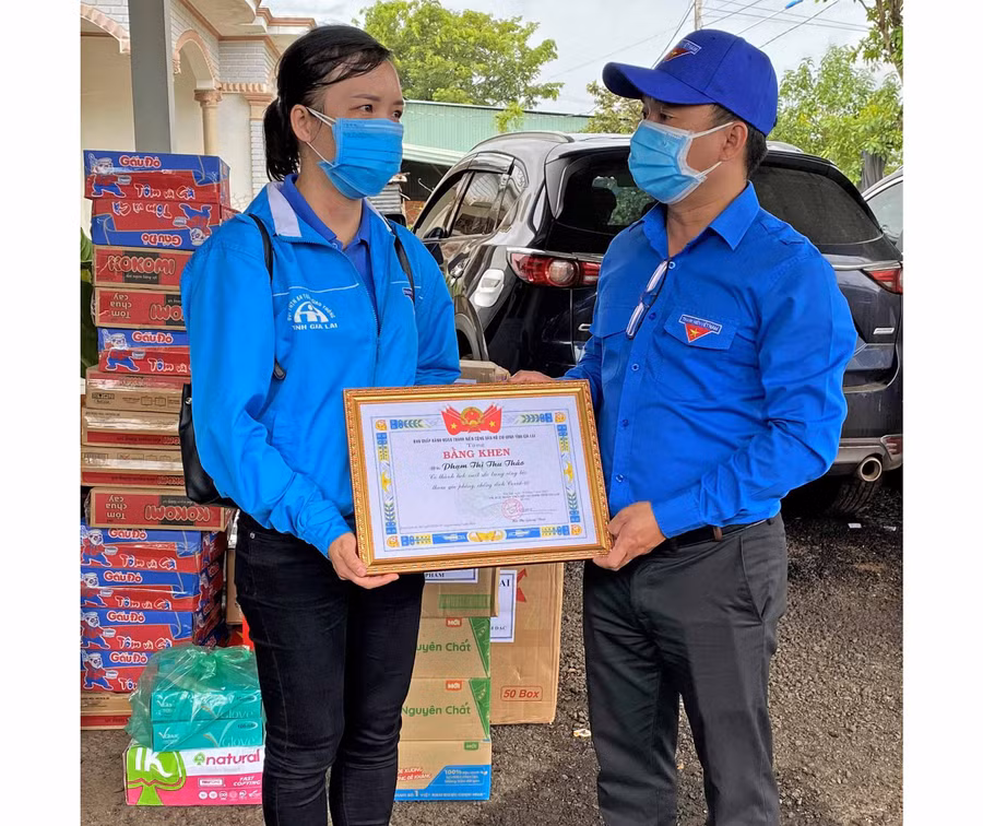 Anh Đỗ Duy Nam Phó BT tỉnh đoàn tặng bằng khen cho chị Phạm Thị Thu Thảo