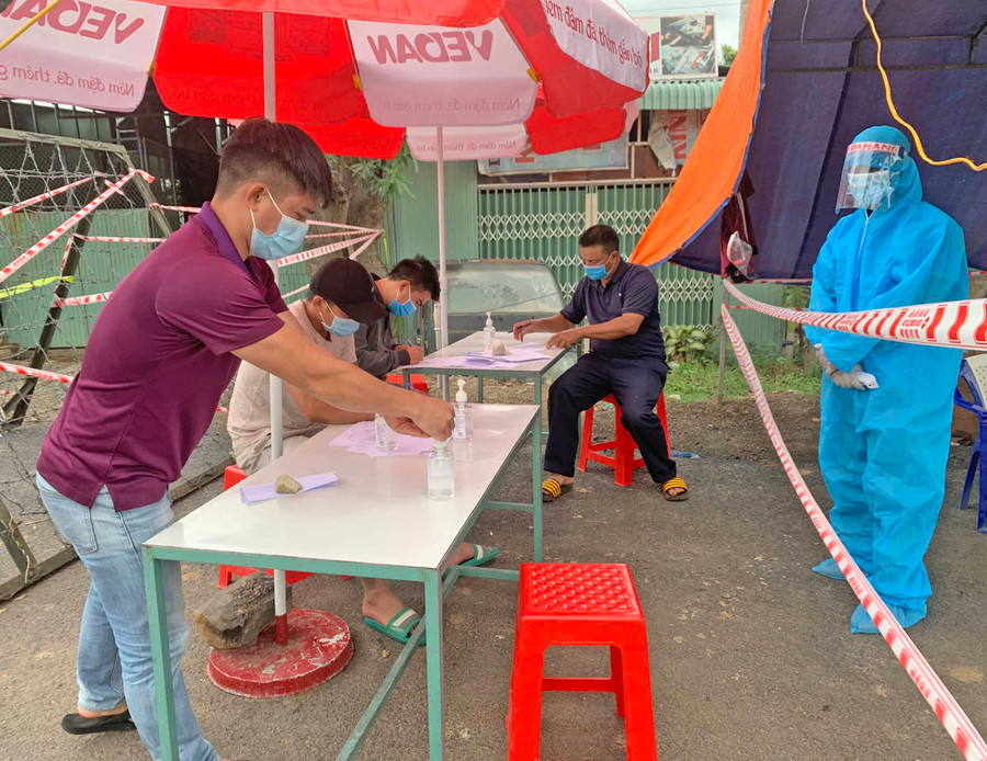 Người dân thực hiện khai báo y tế tại chốt kiểm dịch trên quốc lộ 25-đoạn giáp ranh giữa thị xã Ayun Pa và huyện Phú Thiện.Ảnh.Vũ Chi